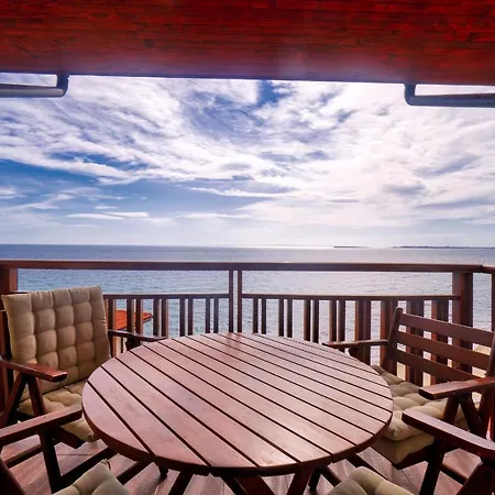 Seafront Maisonette アパート